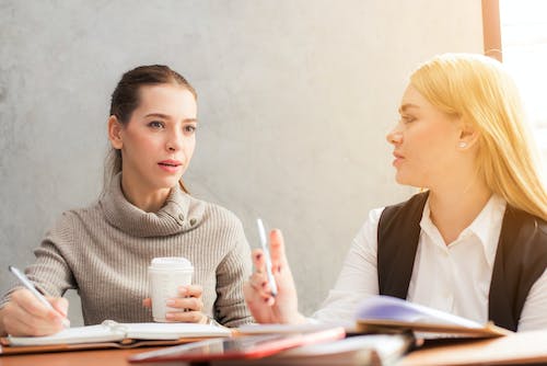 免费 两个女人握笔 素材图片